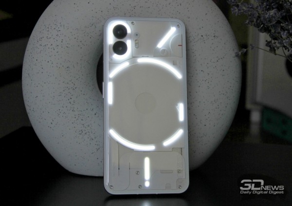 Обзор смартфона Nothing Phone (2): ярче, мощнее, дороже, но всё ещё очень необычно 