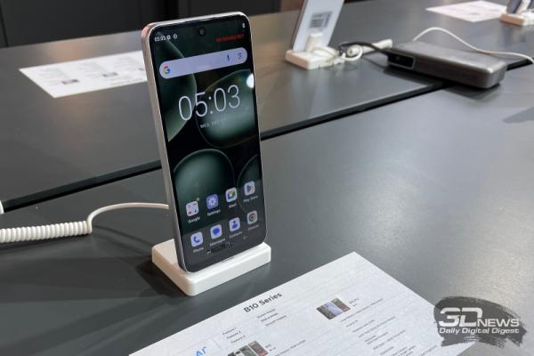 Репортаж со стенда Doogee на CES 2026: защищённые и классические смартфоны с ИИ и большими батареями 